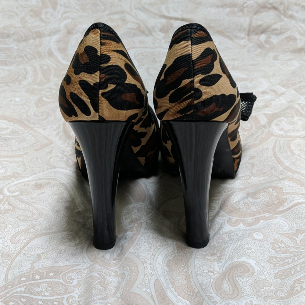 BCBG Paris leopard print pumps - Picture 3 of 5